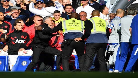 خلاف جديد بين مورينيو وإدارة مانشستر يونايتد