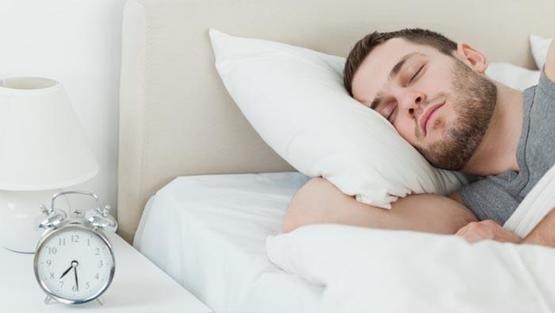 لماذا يتكلم البعض أثناء النوم؟