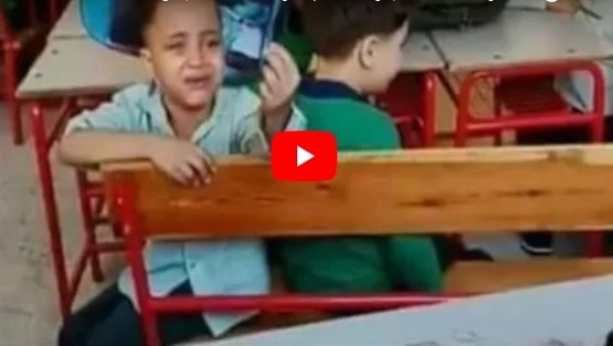 طفل يبكي بحرقة يريد النوم في المدرسة