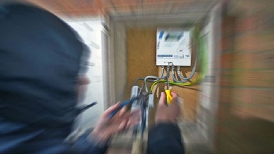 كهرباء القدس تكشف عن مصانع تخالف القانون وتسرق التيار