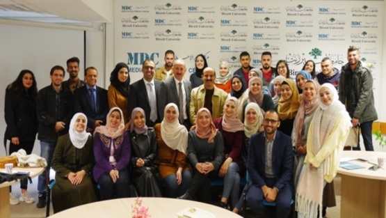 مدير عام الإسلامي العربي يلقي محاضرة أمام متدربي دورة صحافة الاقتصاد والأعمال في جامعة بيرزيت