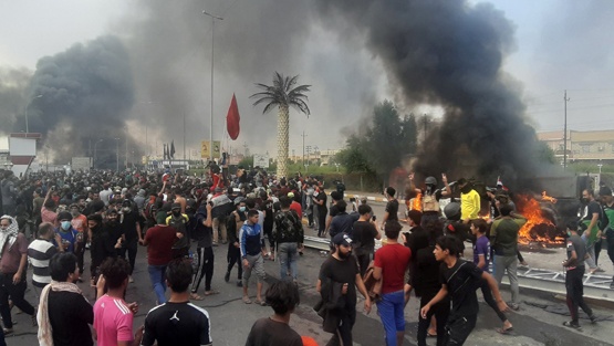 العراقيون يواصلون التظاهر، وانفجارات في كركوك