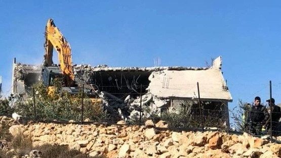 الخليل: الاحتلال يهدم منزلي شقيقين بمخيم العروب