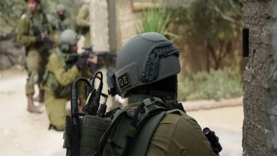 الاحتلال يفتش منازل المواطنين في الخليل