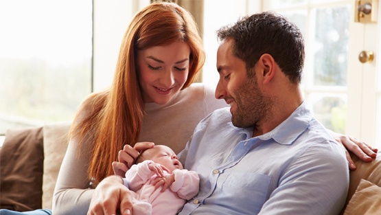 الآباء أم الأمهات.. العلم يكشف من الأكثر سعادة؟