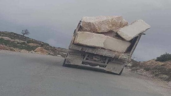 الشرطة تتعامل مع سائق شاحنة لعدم تامين الحمولة في بيت لحم