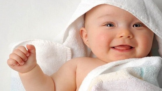 أم تروي مؤامرة حماتها لتغيير اسم الحفيد