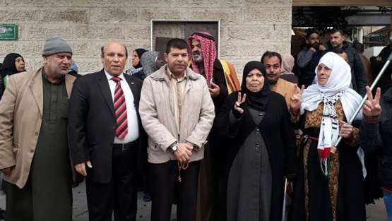 وقفة بالخليل تضامناً مع مواطنين عزل الاحتلال منزليهما