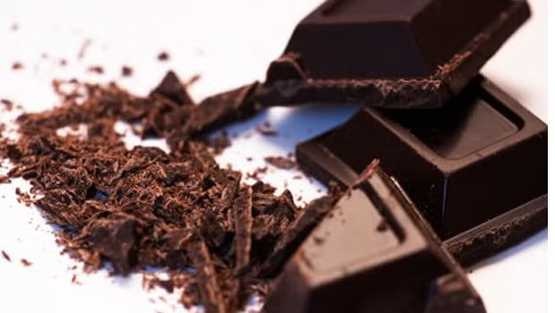 الشوكولاتة الداكنة يحمي من مرض خطير