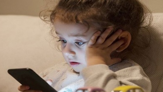 ضرر خطير لاستخدام الأطفال الهواتف الذكية