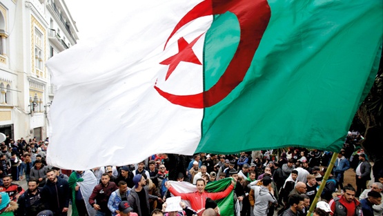 الجزائريون يتظاهرون ضد الرئيس المؤقت