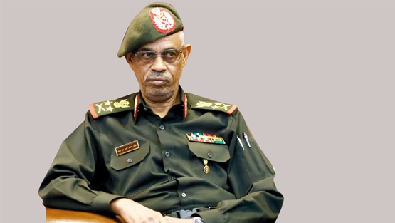 عوض بن عوف يتنحى عن رئاسة المجلس العسكري في السودان