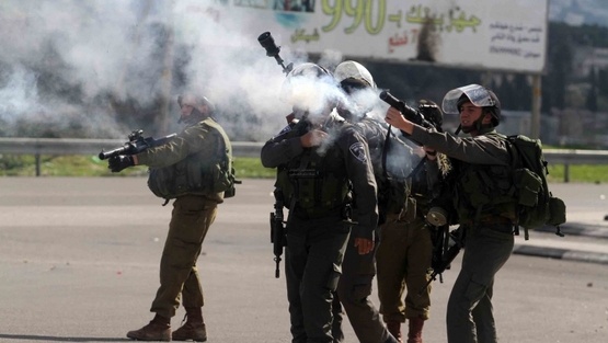 الاحتلال يهاجم مجمع مدارس جنوب الخليل بالغاز