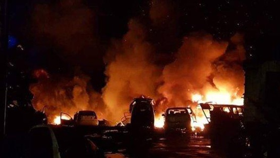 السيطرة على حريق في مجمع للخردة غرب الخليل