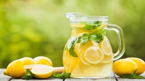 فوائد شرب الليمون الدافئ كل صباح