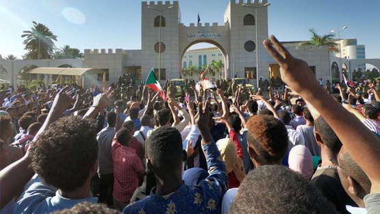 الجيش السوداني يطيح بالبشير ويعتقل مساعديه