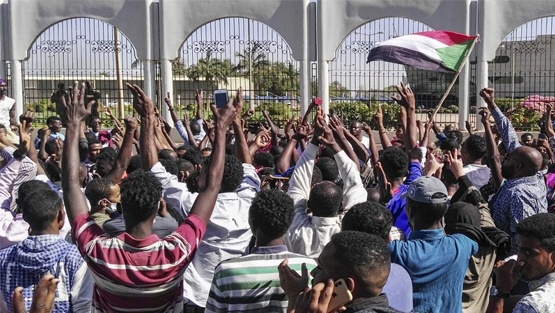 قتيل بقمع متظاهرين أمام مقر الرئيس السوداني