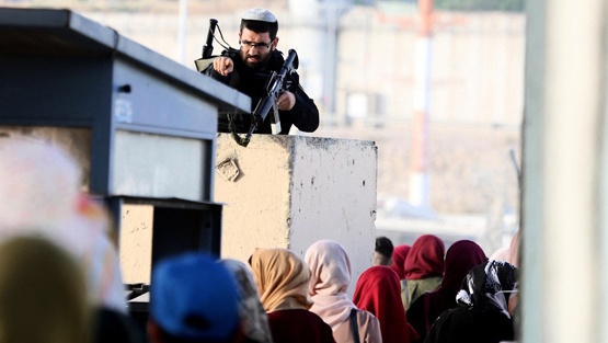 جيش الاحتلال يهاجم المتوافدين على القدس بالغاز