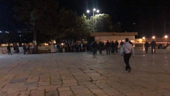 معتكفو الأقصى يقضون ليلتهم بمسجد المئذنة الحمراء