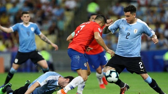 الأوروغواي تتصدر وتنجو من فخ كولومبيا