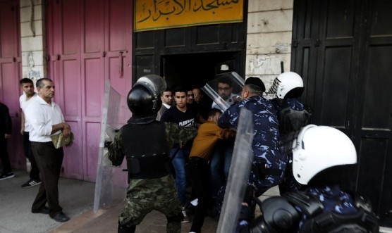 الخليل: الأمن ومواطنون يمنعون حزب التحرير من تأدية صلاة العيد