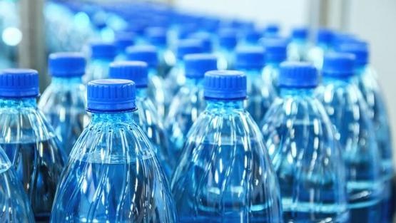 لا تشربوا الماء بزجاجات بلاستيكية