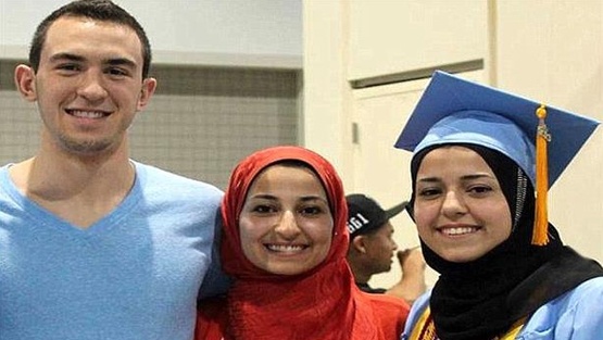 قاتل جيرانه المسلمين الثلاثة ينجو من الإعدام