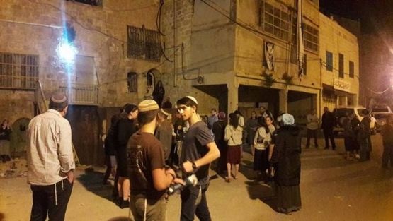 مستوطنون يعتدون على مواطن ومنازل في الخليل