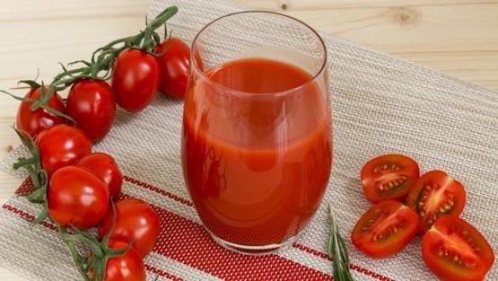 ماذا يحصل عند تناول عصير الطماطم يوميا؟
