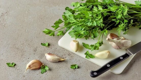 البقدونس والثوم لعلاج الدوالي
