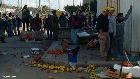 اتلاف بسطات الباعة على معبر وادي الخليل