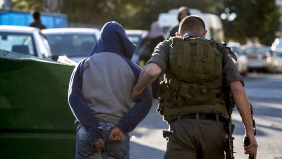 القدس: اعتقال شاب واستدعاء آخر وتمديد اعتقال طفلين
