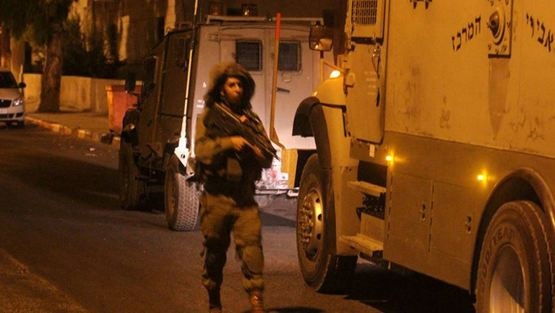 الاحتلال يعتقل شابين ويصادر مركبة غرب رام الله