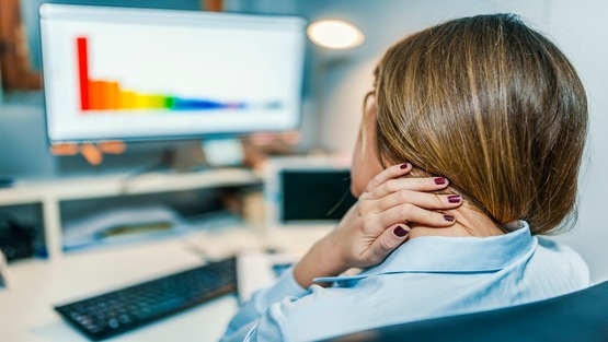 انتبهي.. قد تصيبك آلام الرقبة بسبب الأجهزة الذكية!