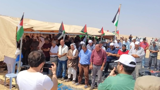 أداء صلاة الجمعة في خيمة الاعتصام ببادية القدس