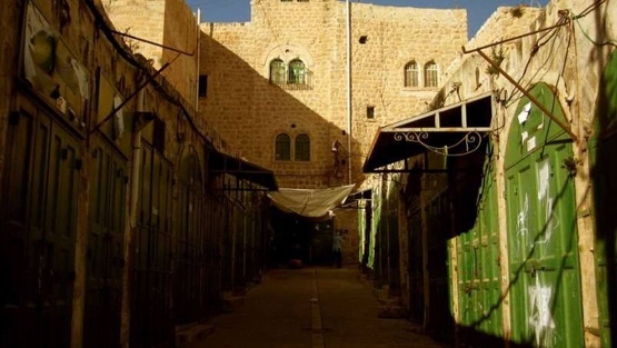 الاحتلال يغلق المحال التجارية بالبلدة القديمة في الخليل