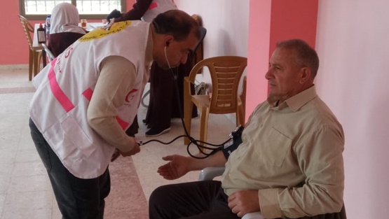 العيادة المتنقلة لمجموعة القدس للمستحضرات الطبية تقدم خدماتها بقرى الخليل