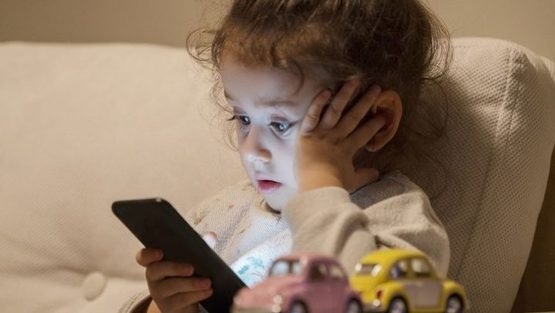 دراسة تحذر من استخدام الأطفال للهواتف الذكية قبل 11 عاما