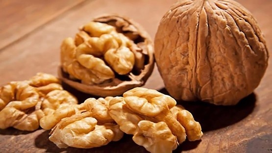 كيف يحد تناول الجوز من السمنة؟
