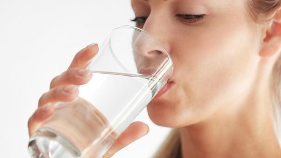فوائد كثيرة لشرب الماء صباحاً.. تعرف عليها