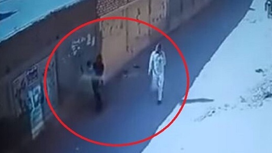فيديو| إحباط محاولة اختطاف طفل من بين ذراعي أمه