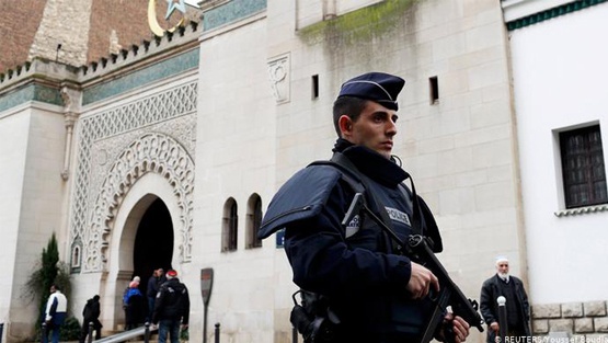 وزير الداخلية الفرنسي يأمر بتفتيش 76 مسجدا ويهدد بإغلاق بعضها