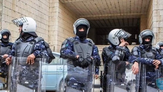 ضبط مركبات غير قانونية في جنين والخليل واتلافها