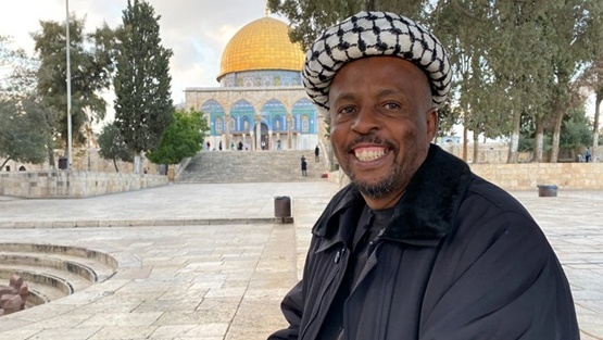 شاب يكمل رحلته مشياً من جنوب أفريقيا إلى القدس