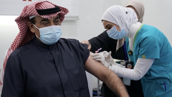 رئيس الوزراء الكويتي يفتتح حملة التلقيح ضد كورونا