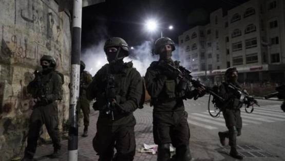اعتقال شابين في القدس والخليل