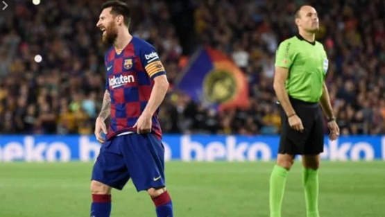 ماتيو لاهوز.. حكم الكلاسيكو الذي لا يخشاه برشلونة