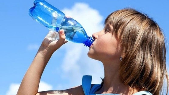 11 فائدة لشرب المياه على معدة خاوية صباحا