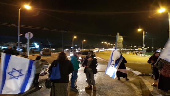 مستوطنون يعتدون بالحجارة على مركبات المواطنين شمال غرب رام الله