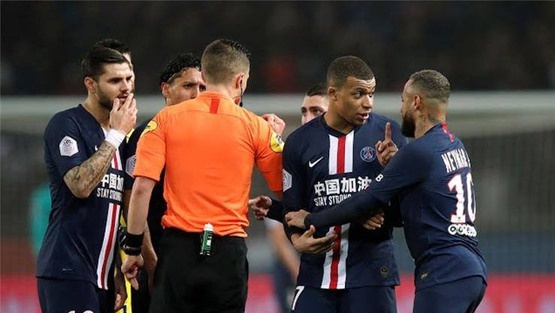 نيمار يطرد بعد تدخل عنيف على اللاعب ياسين عدلي بالدوري الفرنسي